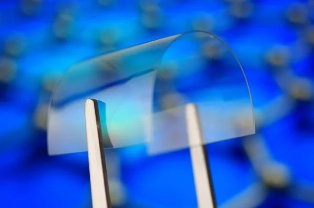 Graphene là vật liệu siêu mỏng ở cấp độ nguyên tử, thường được đặt trên một bề mặt polymer. Ảnh: Nature