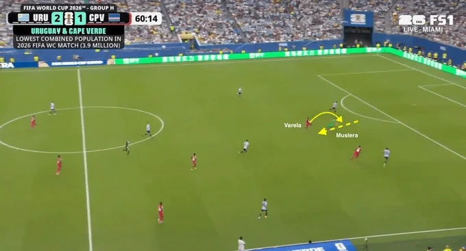 Thủ thành Muslera băng ra khỏi vùng cấm nhưng bị Helio Varela đánh bại, trong bàn thua thứ hai của Uruguay trước Cape Verde trên sân Hard Rock, Miami, Mỹ ngày 22/6/2026. Ảnh chụp màn hình