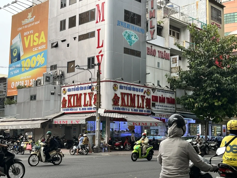Các cửa hàng kim cương đình đám tại Việt Nam làm ăn ra sao?