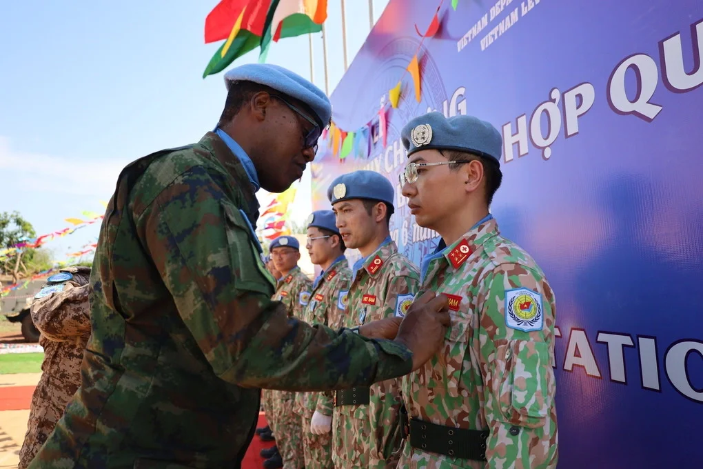 Đại diện Phái bộ UNMISS trao Huy chương cho các thành viên Bệnh viện dã chiến Việt Nam. Ảnh: Hoàng Phong