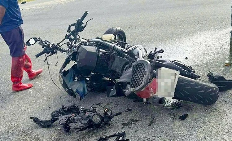 Môtô hư hỏng nặng sau tai nạn. Ảnh: Hùng Lê