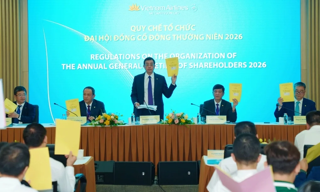Đoàn Chủ tịch và cổ đông Vietnam Airlines biểu quyết tại phiên họp thường niên sáng 28/6. Ảnh: VNA