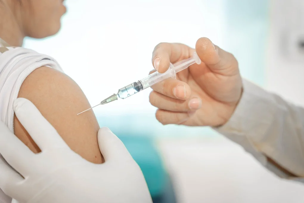 Vaccine zona thần kinh được khuyến cáo cho người từ 50 tuổi trở lên và người từ 18 tuổi biji suy giảm miễn dịch. Ảnh: Vecteezy