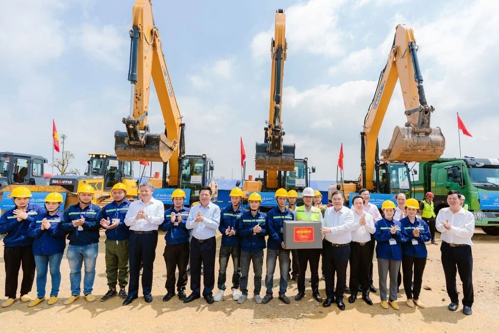 Phó Thủ tướng Thường trực Phạm Gia Túc (thứ 5 từ phải sang) tặng quà cho tập thể Ban Quản lý, công nhân xây dựng tại dự án. Ảnh: Vingroup