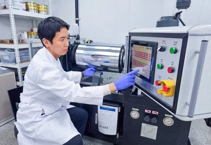 Nhà nghiên cứu Hwang In-seong của Viện nghiên cứu Công nghệ điện tử (KERI) Hàn Quốc đang thử nghiệm công nghệ pin mới. Ảnh minh họa: KERI