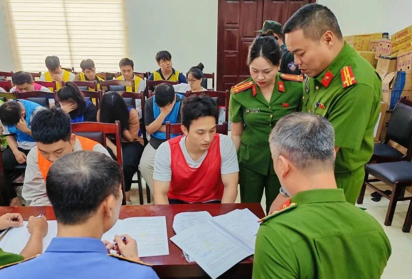 187 bị can tại 21 vụ án Lừa đảo chiếm đoạt tài sản bằng hai chiêu bán sở hữu kỳ nghỉ du lịch và môi giới chuyển nhượng kỳ nghỉ, tháng 6/2026. Ảnh:Linh Đan