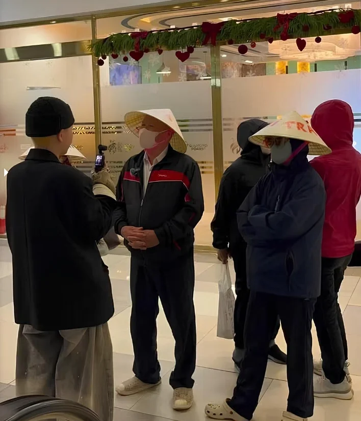 Những thành viên trong nhóm của bà Thanh đến trụ sở công ty sở hữu hợp đồng kỳ nghỉ đòi lại tiền, năm 2025. Ảnh nhân vật cung cấp