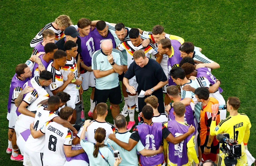 HLV Julian Nagelsmann đưa ra hướng dẫn cho các học trò trước loạt luân lưu trận Đức – Paraguay ở vòng 1/16 World Cup 2026 trên sân Boston, Foxborough, Massachusetts, Mỹ ngày 29/6/2026. Ảnh: Reuters