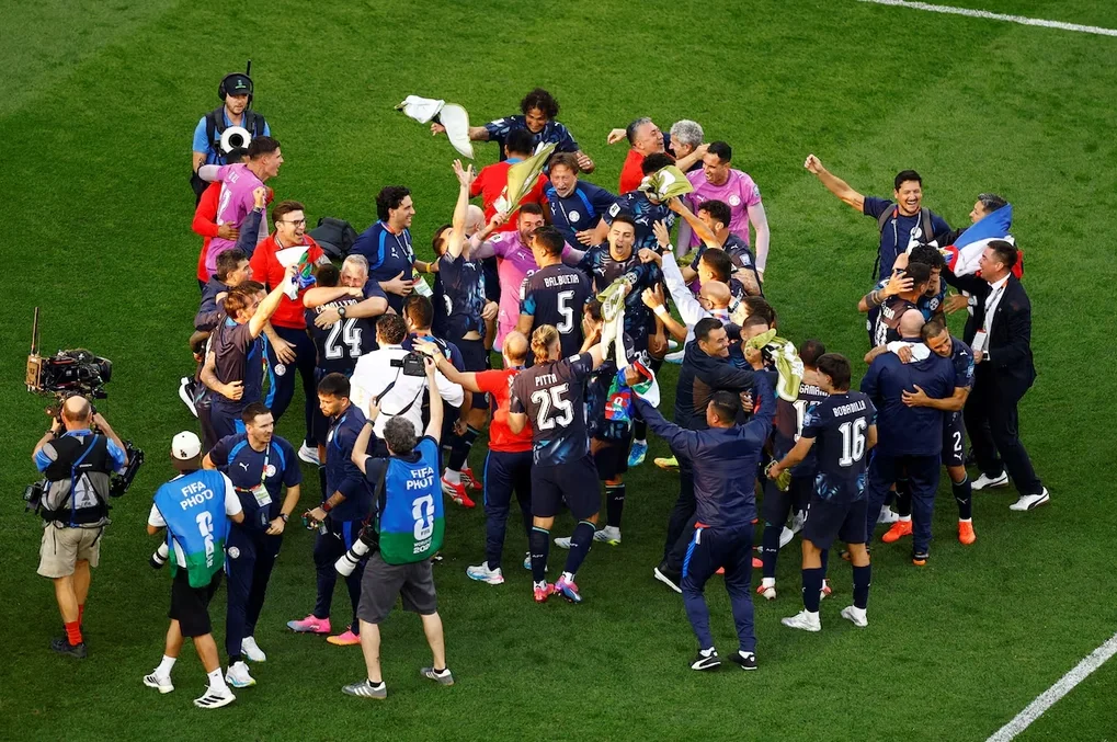 Các cầu thủ và thành viên ban huấn luyện Paraguay ăn mừng sau trận Đức – Paraguay ở vòng 1/16 World Cup 2026 trên sân Boston, Foxborough, Massachusetts, Mỹ ngày 29/6/2026. Ảnh: Reuters