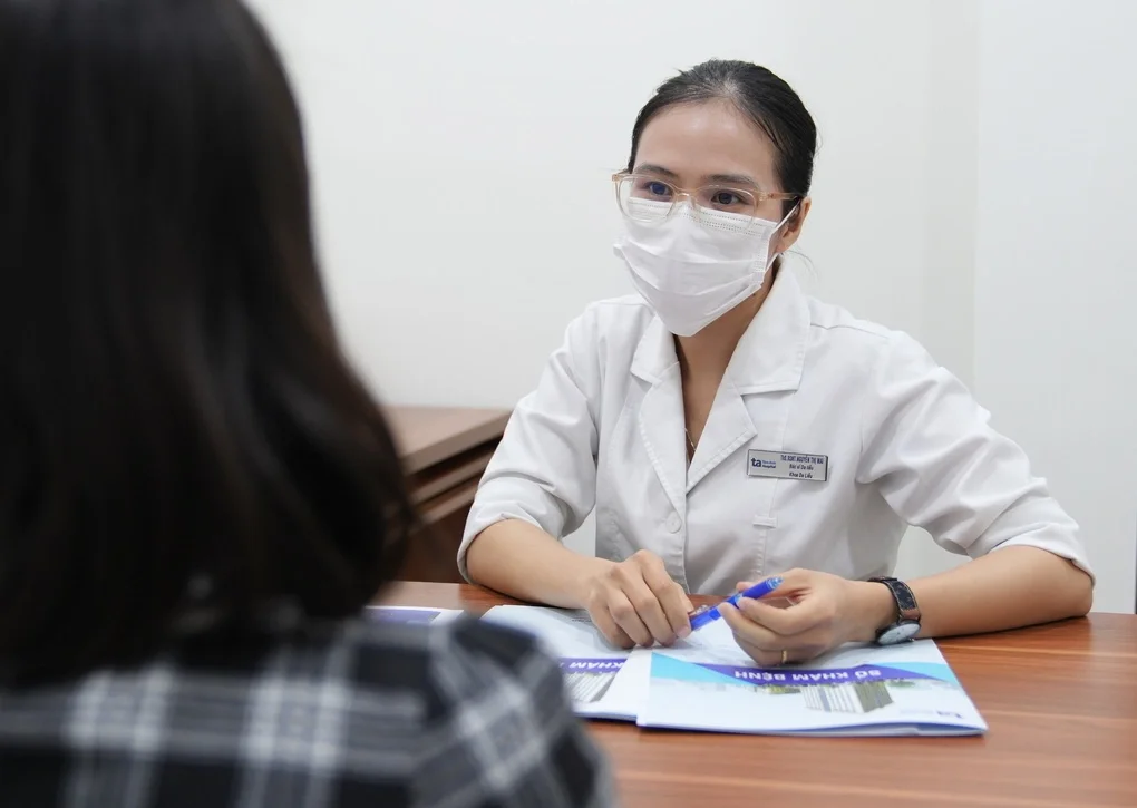 Bác sĩ tư vấn cách chăm sóc da đúng cách cho Linh. Ảnh: Bệnh viện Đa khoa Tâm Anh