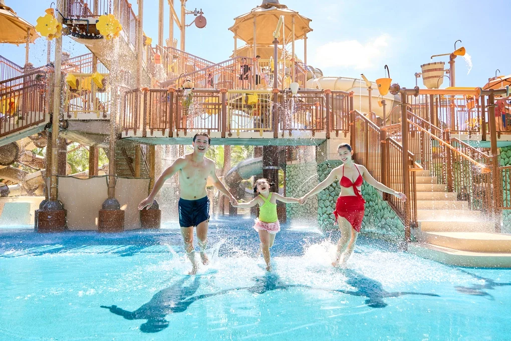 Khách gia đình trải nghiệm công viên nước Sun World Sam Son. Ảnh: Sun Group