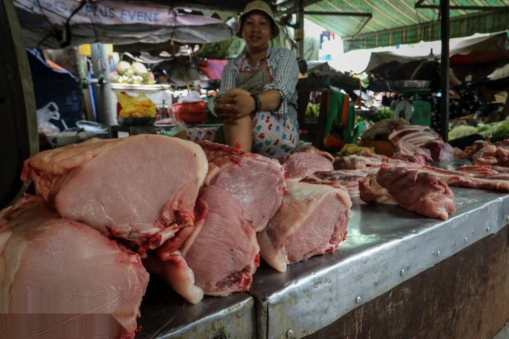 Tiểu thương bán thịt heo tại chợ chung cư Vĩnh Hội (TP HCM). Ảnh: Thành Nguyễn