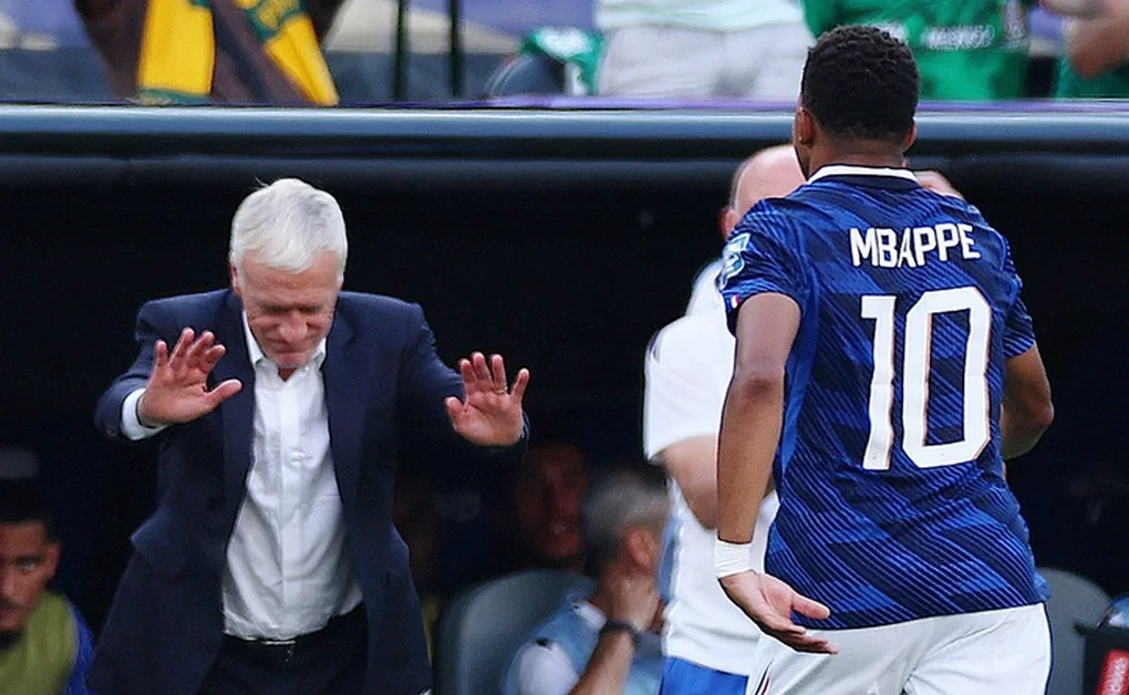 HLV Deschamps cúi người, thể hiện sự thán phục với Mbappe - 1