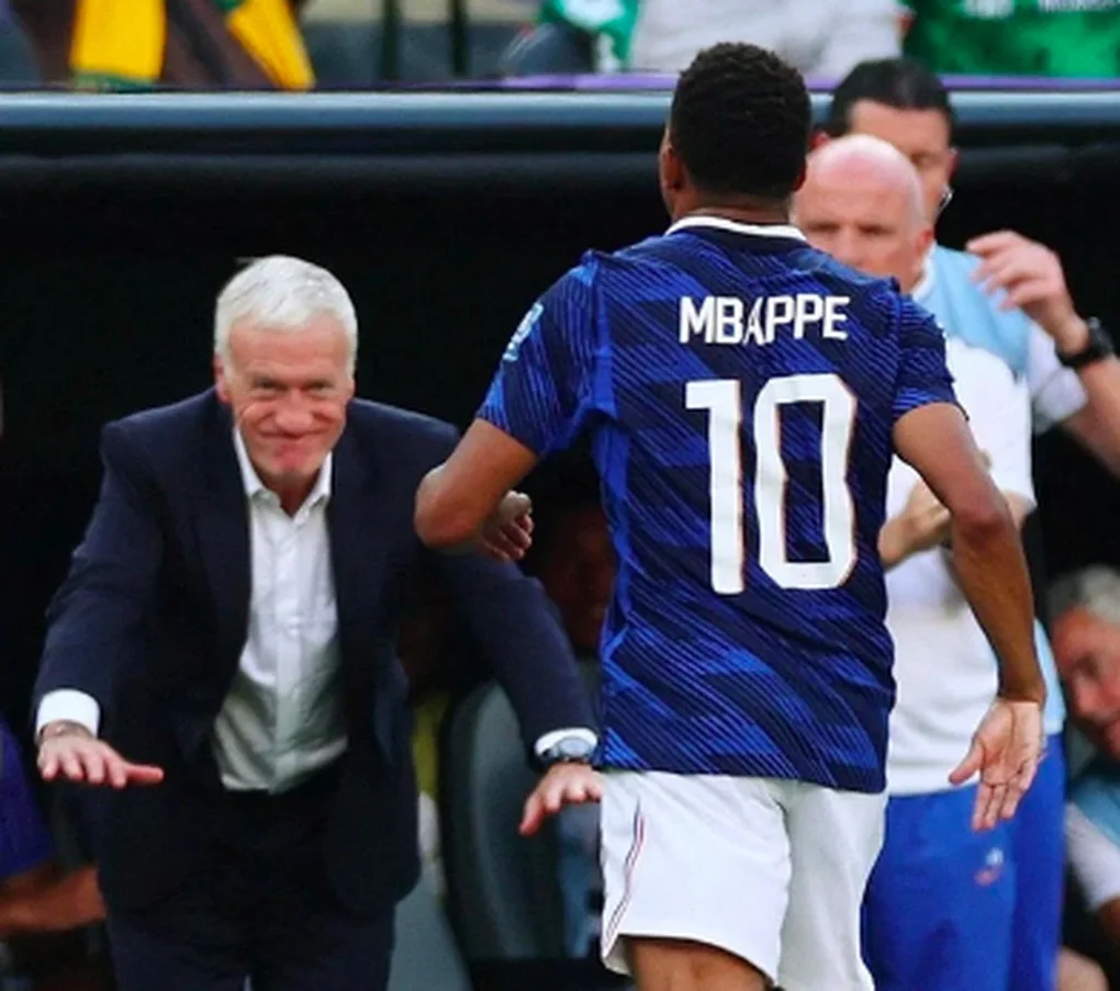 HLV Deschamps cúi người, thể hiện sự thán phục với Mbappe - 2