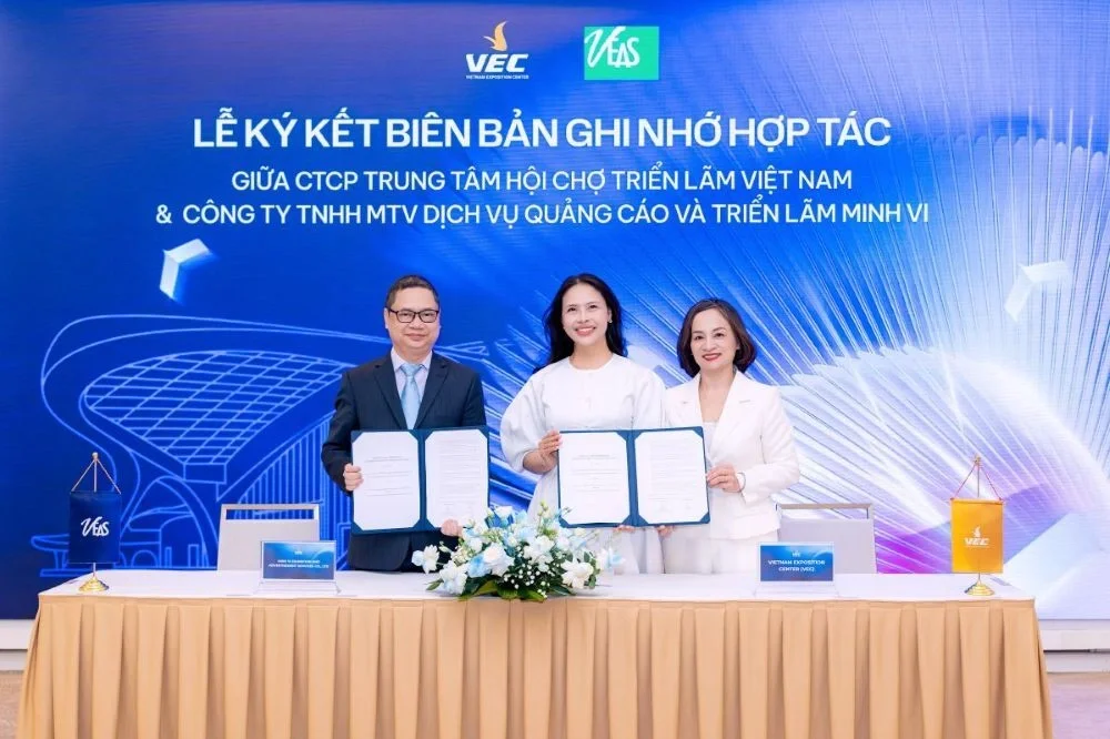 Đại diện VEC và Chan Chao International trao biên bản ghi nhớ hợp tác. Ảnh: Vingroup