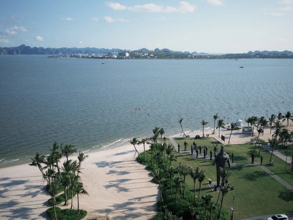 Bãi biển Bãi Cháy nhìn ra vịnh Hạ Long. Ảnh: Phoebe
