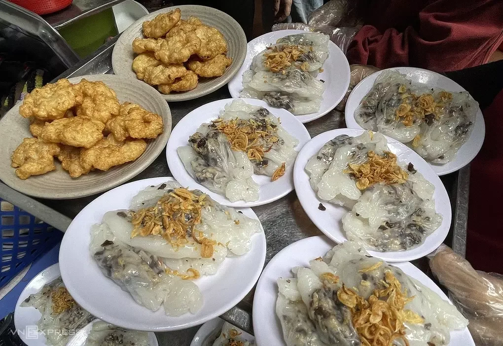 Món bánh cuốn chả mực Gốc Bàng. Ảnh: Tâm Anh