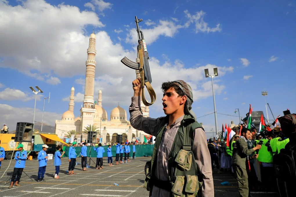 Tay súng Houthi tham gia cuộc tuần hành trên đường phố thủ đô Sanaa, Yemen vào tháng 1/2025. Ảnh: AFP