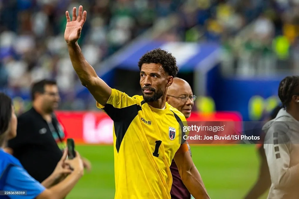 Cái ôm của Messi dành cho thủ môn 40 tuổi của Cape Verde gây sốt - 2