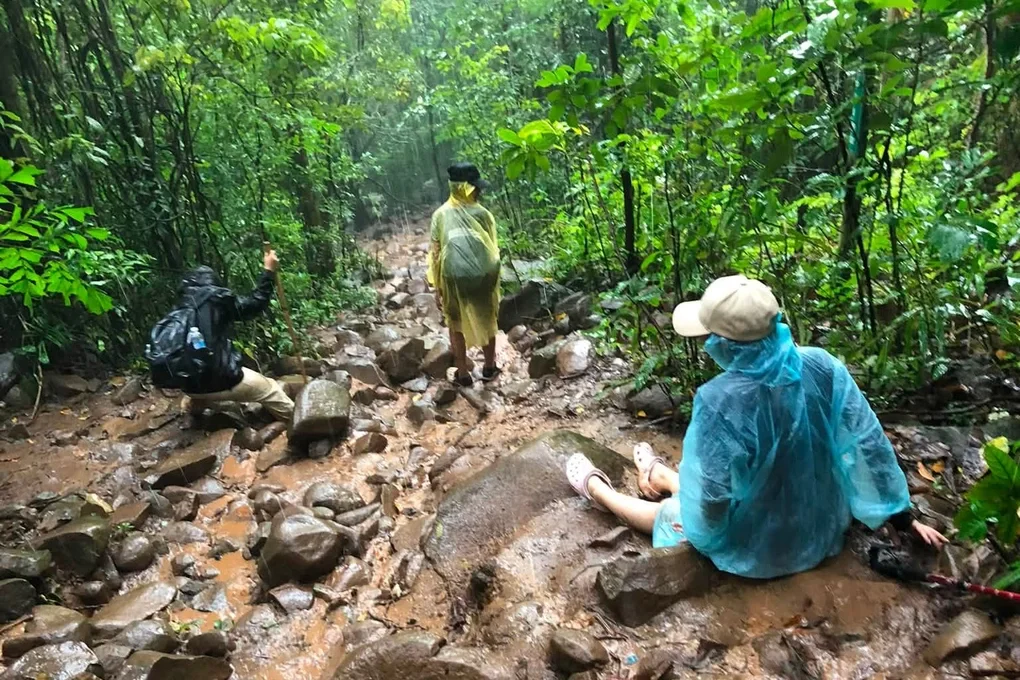 Tây Ninh cảnh báo du khách nguy cơ đá lăn ở núi Bà Đen - 1