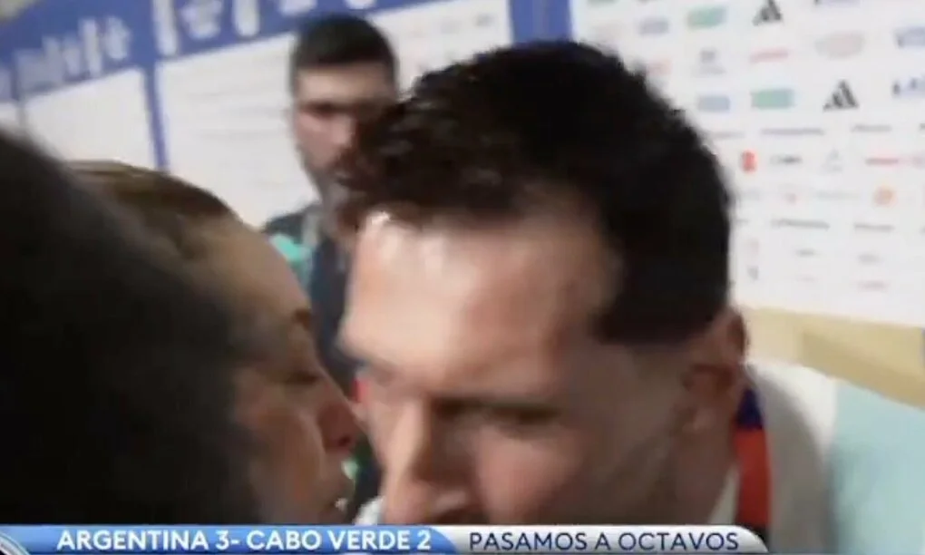 Messi chào hỏi phóng viên Sofia Martinez sau trận Argentina thắng Cape Verde 3-2 ở vòng 1/16 World Cup 2026 trên sân Hard Rock, Miami Gardens, bang Florida, Mỹ ngày 3/7/2026. Ảnh: chụp màn hình