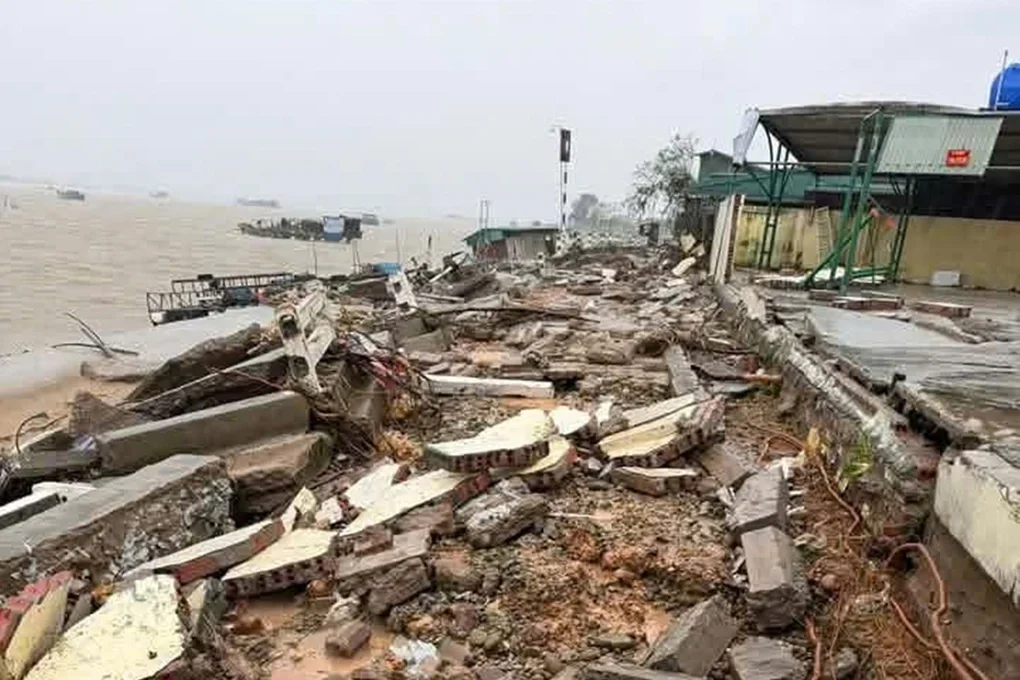Tường, bờ kè ở khu vực Mũi Ngọc bị sóng biển, gió bão đánh đổ. Ảnh: Vũ Khuyên