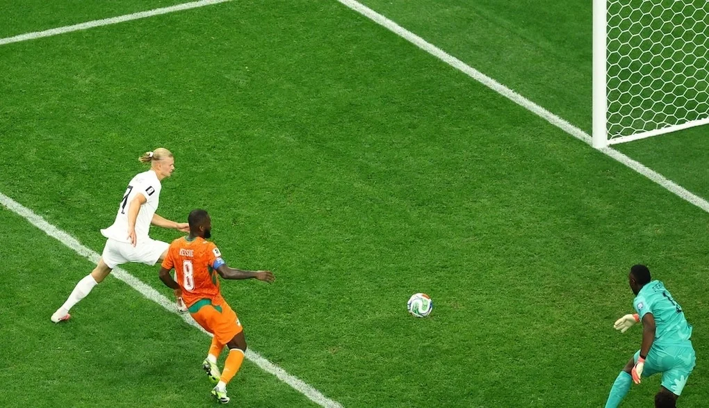 Haaland (trắng) ghi bàn ở phút 86 ấn định chiến thắng 2-1 trước Bờ Biển Ngà ở vòng 1/16 World Cup 2026, trên sân Dallas tại Mỹ, ngày 30/6/2026. Ảnh: AP