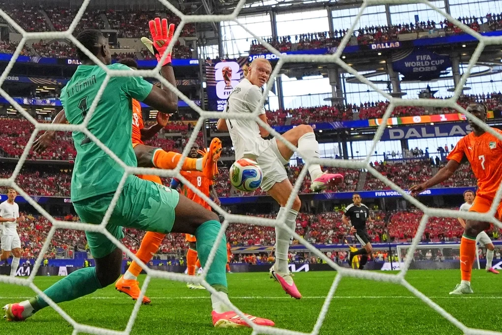 Tiền đạo Erling Haaland (9) dứt điểm trong trận Na Uy thắng Bờ Biển Ngà 2-1 ở vòng 1/16 World Cup 2026 trên sân Arlington, Texas, Dallas, Mỹ ngày 30/6/2026. Ảnh: AP