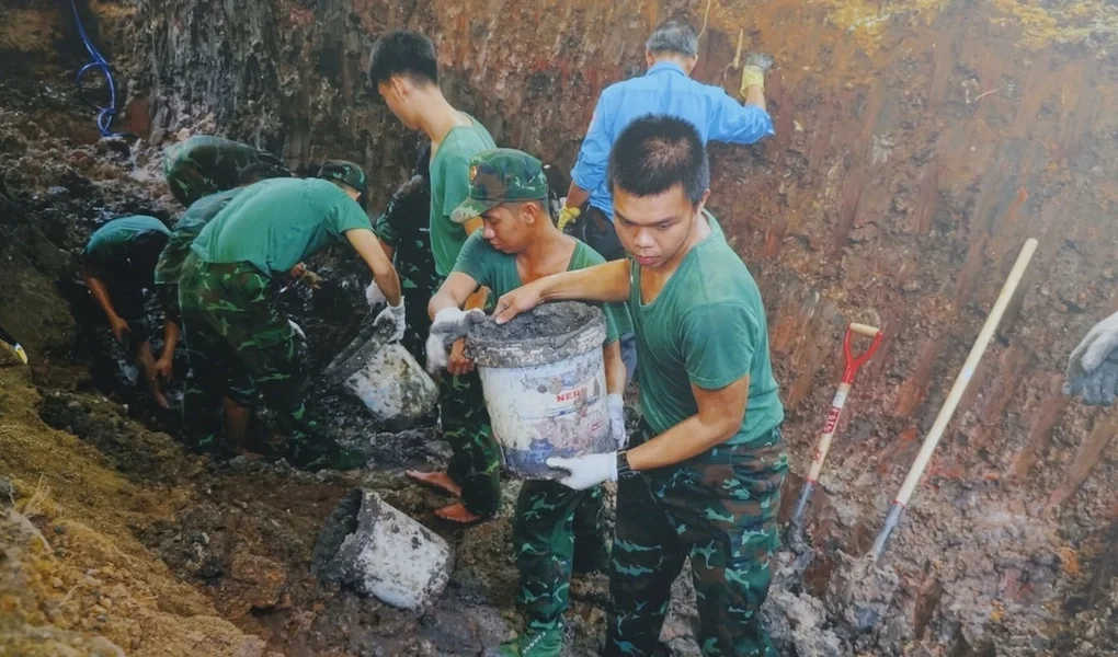 Lực lượng chức năng đào thăm dò, tìm kiếm hài cốt liệt sĩ tại khu vực nghi có rãnh chôn tập thể ở công viên Lê Thị Riêng. Ảnh: Đình Văn