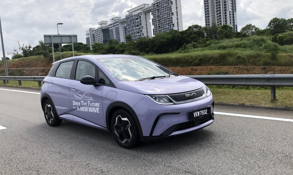 Mẫu BYD Dolphin trong một hành trình trải nghiệm ở Malaysia. Ảnh: DSF