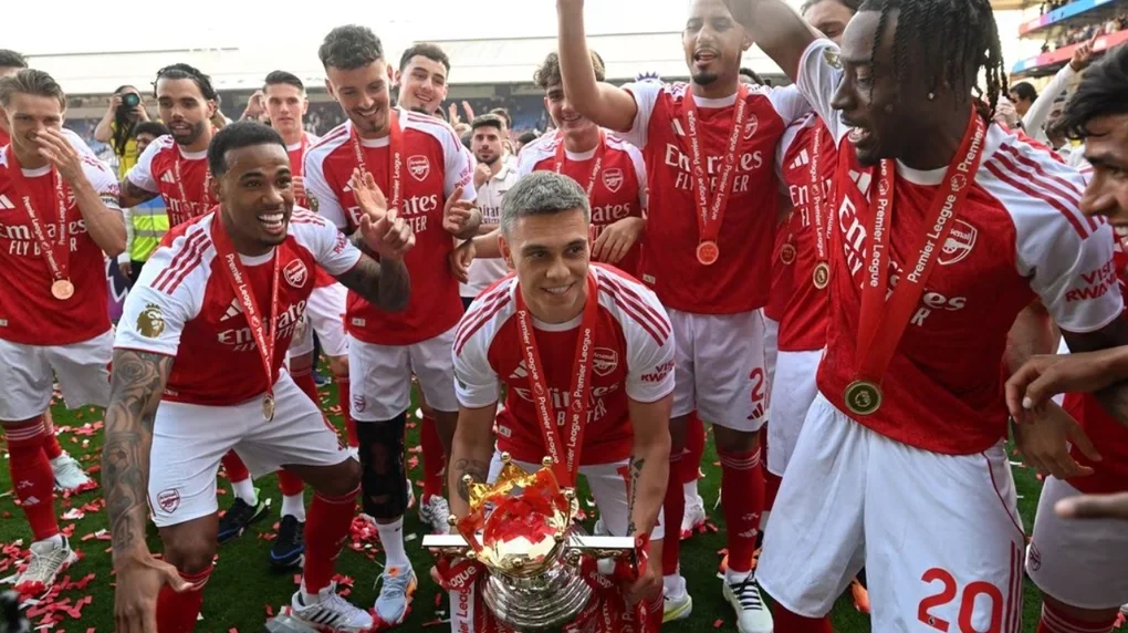 Leandro Trossard nâng danh hiệu Ngoại hạng Anh trên sân Selhurst Park, London, Anh ngày 24/5/2026. Ảnh: Arsenal FC