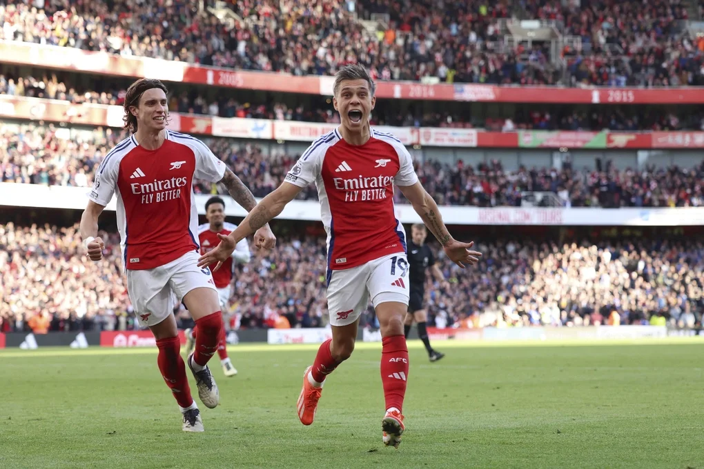 Tiền đạo Leandro Trossard (phải) mừng bàn trong trận Arsenal thắng Leicester City 4 -2 trên sân Emirates ở vòng 6 Ngoại hạng Anh ngày 28/9/2024. Ảnh: AP