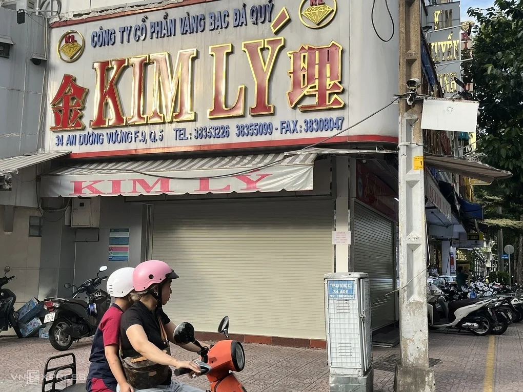 Tiệm vàng Kim Lý đóng cửa từ 15h chiều 14/7. Ảnh: Quỳnh Trang
