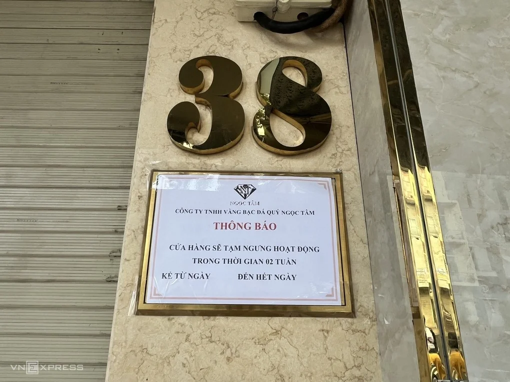 Biển thông báo tạm ngưng hoạt động trong 2 tuần của Vàng bạc đá quý Ngọc Tâm sau thông tin bà chủ bị bắt. Ảnh: Quỳnh Trang
