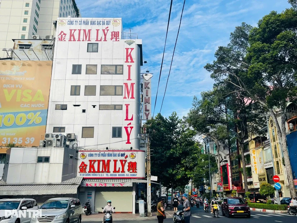 Kim Lý, Ngọc Tâm đồng loạt đóng cửa, khách mang kim cương đi bán bất thành - 1