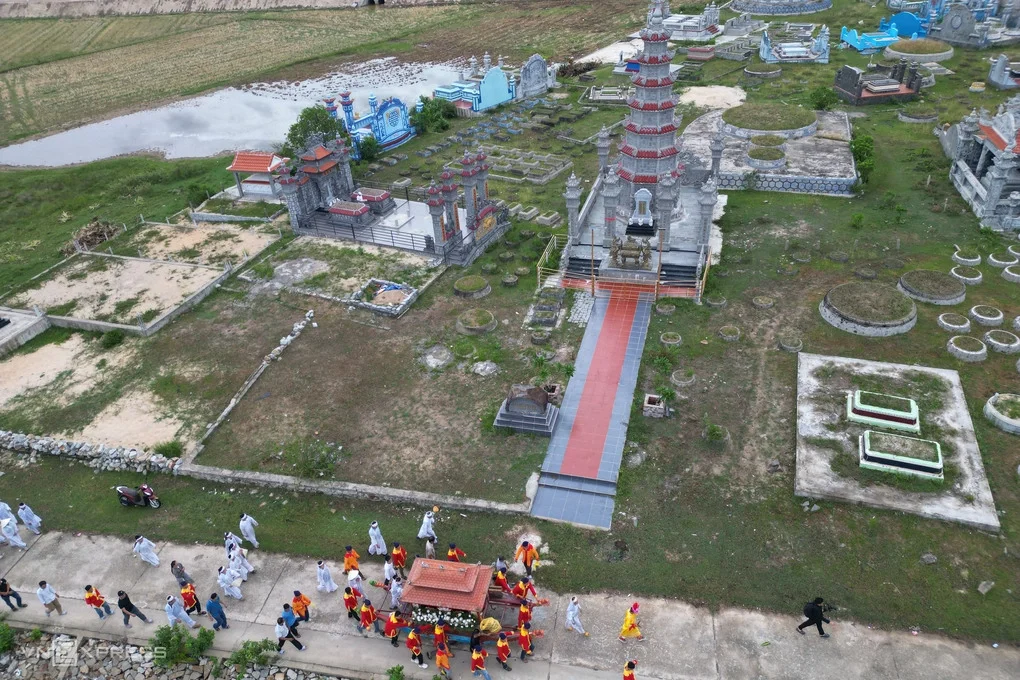 Người dân Huế đưa tang. Ảnh: Võ Thạnh