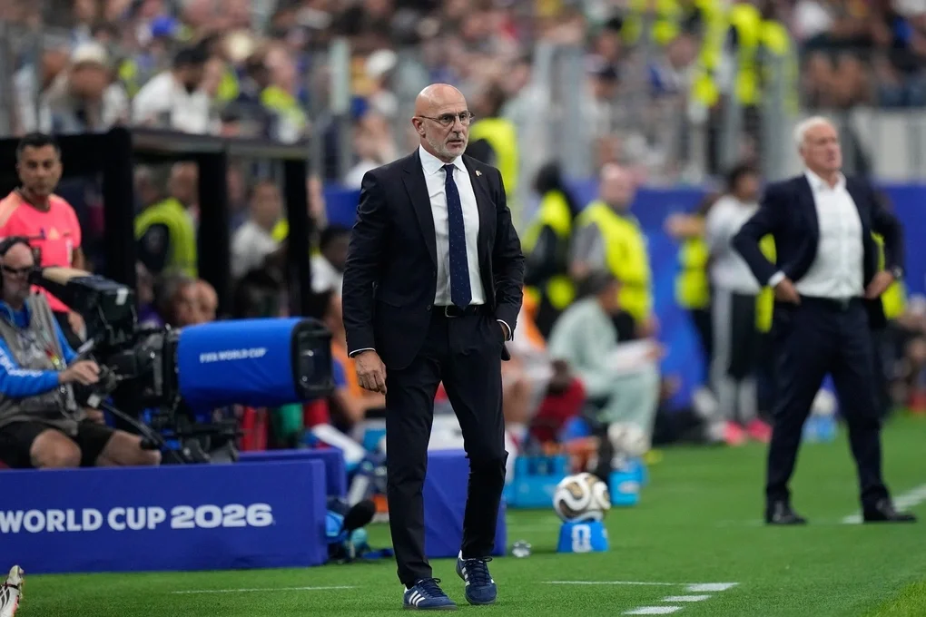 HLV Luis de la Fuente (trái) và HLV Didier Deschamps đứng ngoài đường biên trong trận Tây Ban Nha thắng Pháp 2-0 ở bán kết World Cup trên sân AT&T, Arlington, bang Texas, Mỹ ngày 14/7/2026. Ảnh: AP