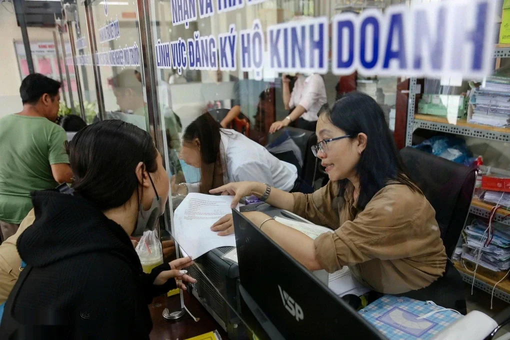 Người dân làm thủ tục tại một Trung tâm hành chính công ở TP HCM, tháng 7/2025. Ảnh: Đình Văn