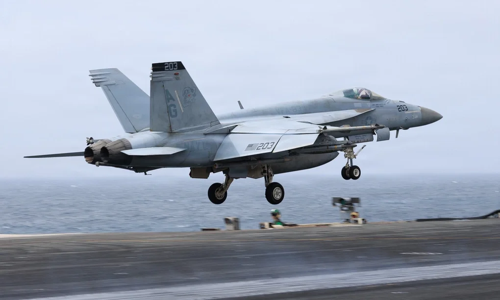 Tiêm kích F/A-18E Mỹ tại biển Arab hôm 16/6. Ảnh: US Navy