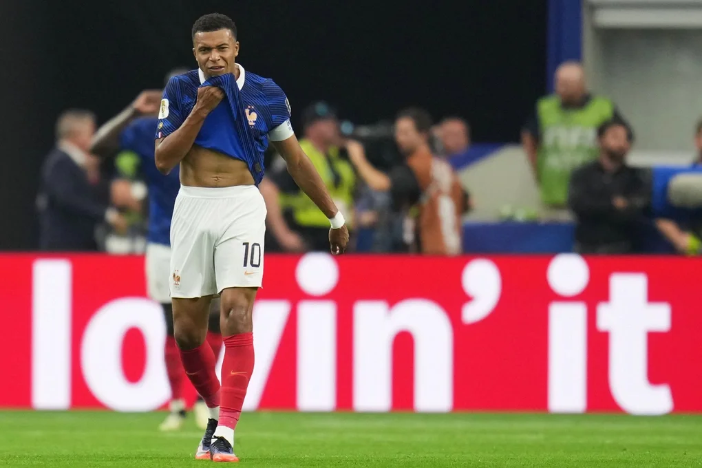 Kylian Mbappe phản ứng sau khi Tây Ban Nha mở tỷ số trong trận Pháp thua 0-2 ở bán kết World Cup 2026 trên sân Dallas, bang Texas, Mỹ ngày 14/7/2026. Ảnh: AP