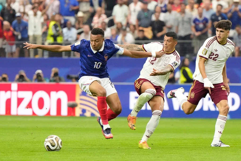 Pau Cubarsi (phải) và Pedro Porro tranh bóng với Kylian Mbappe trong trận Tây Ban Nha thắng Pháp 2-0 ở bán kết World Cup 2026 trên sân Dallas, bang Texas, Mỹ ngày 14/7/2026. Ảnh: AP