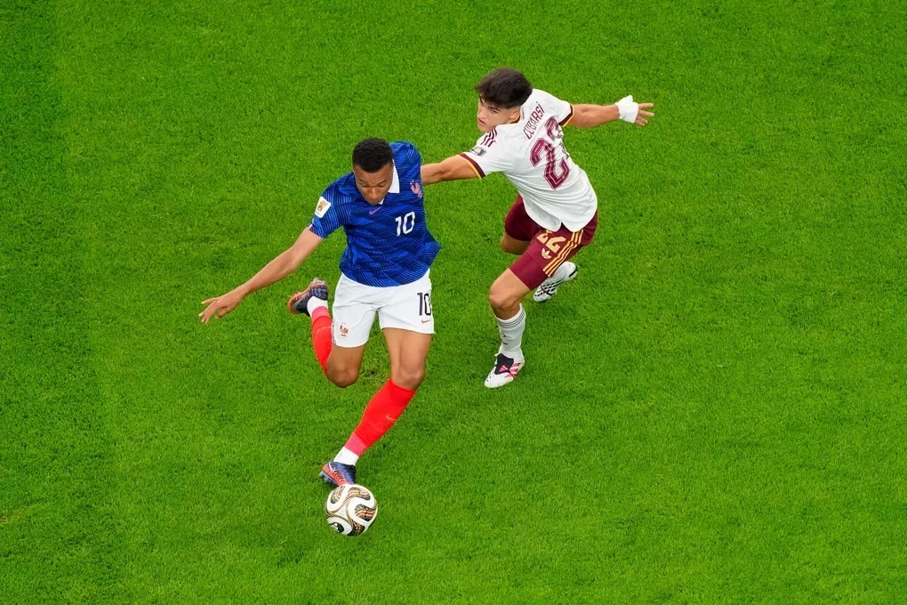 Pau Cubarsi (phải) theo kèm Kylian Mbappe trong trận Tây Ban Nha thắng Pháp 2-0 ở bán kết World Cup 2026 trên sân Dallas, bang Texas, Mỹ ngày 14/7/2026. Ảnh: AP