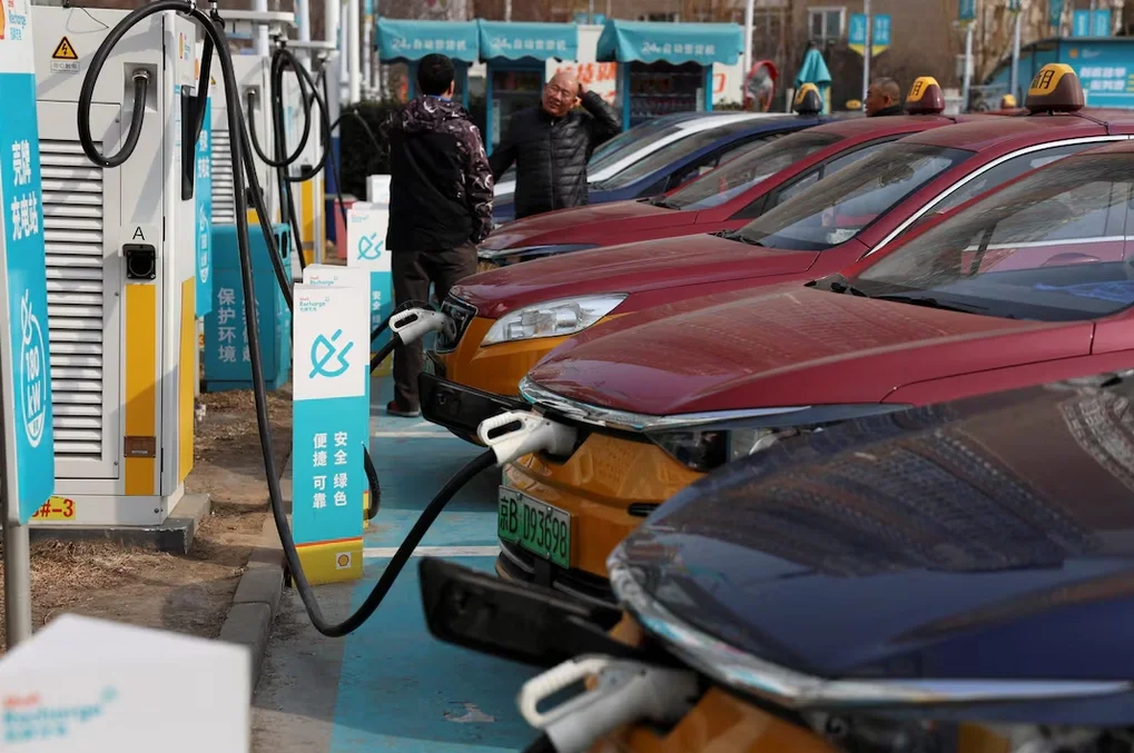 Taxi tại một trạm sạc ở Trung Quốc tháng 2/2024. Ảnh: Reuters