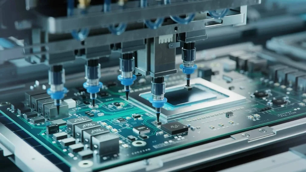 Robot đang lắp linh kiện lên một bảng PCB. Ảnh: EMS Technologies