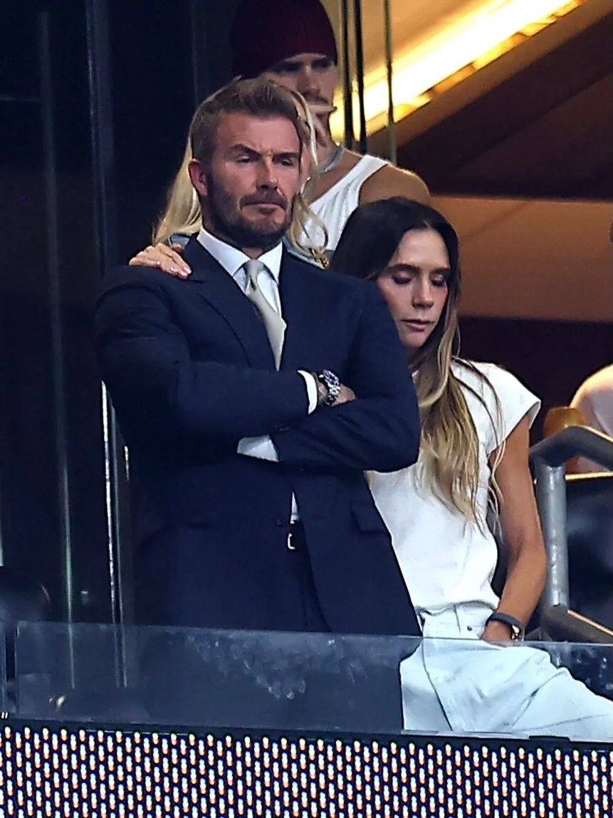 Vợ chồng David Beckham trên khán đài theo dõi trận bán kết giữa Anh và Argentina hôm 15/7. Ảnh: The Sun Sport