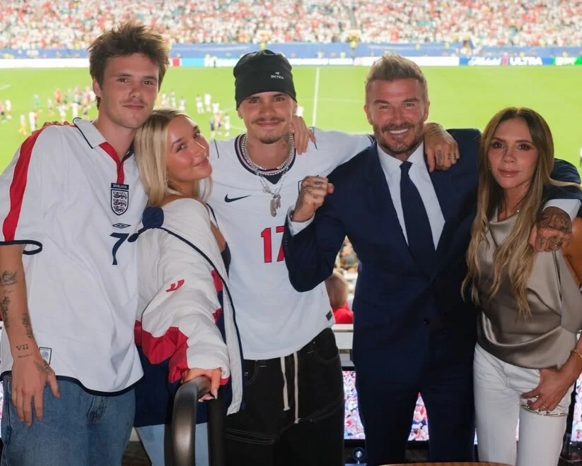 David Beckham và vợ con ăn mừng trên khán đài sân Hard Rock (Miami, Mỹ) khi tuyển Anh chiến thắng ở tứ kết World Cup 2026, hôm 11/7. Ảnh: Instagram Victoria Beckham