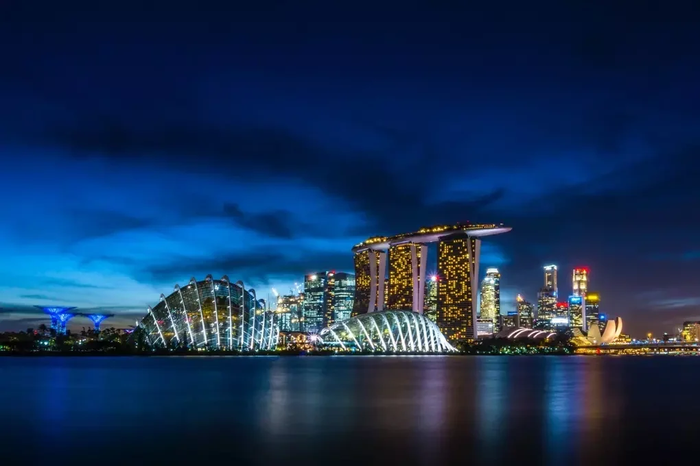 Night Speedboat Tour đưa du khách khám phá đường chân trời Singapore từ mặt nước. Ảnh: Pickpik