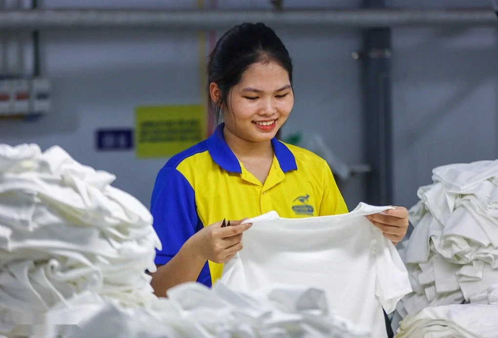 Giờ vào ca của lao động doanh nghiệp may mặc tại Vĩnh Lộc A, TP HCM, tháng 8/2025. Ảnh: Quỳnh Trần