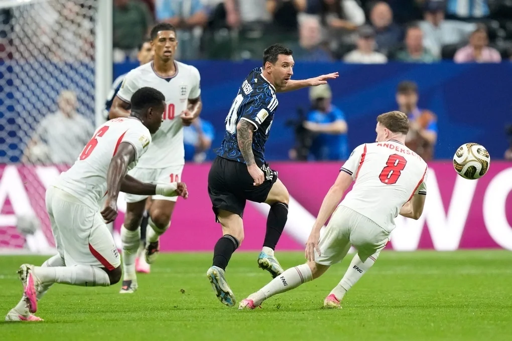 Tiền đạo Lionel Messi đỡ bóng giữa vòng bay của ba cầu thủ Anh trong trận Argenthan thắng ngược 2-1 ở bán kết World Cup 2026 trên sân Alanta, Mỹ ngày 15/7. Ảnh: AP