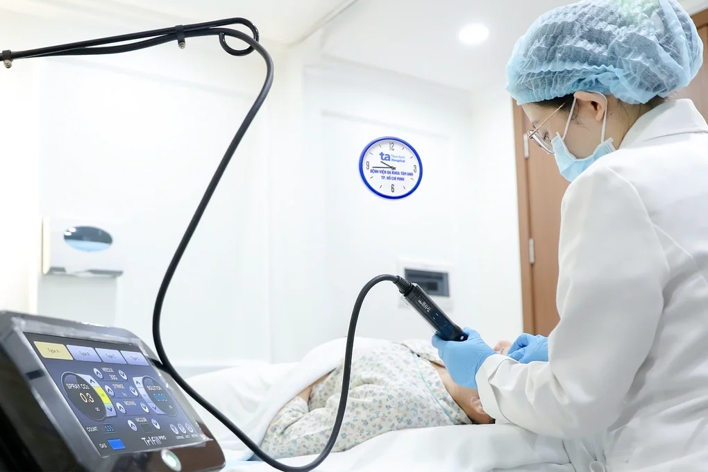 Bác sĩ sử dụng công nghệ khí nén CO₂ kết hợp tiêm vi điểm để điều trị sẹo cho chị Mai. Ảnh: Bệnh viện Đa khoa Tâm Anh